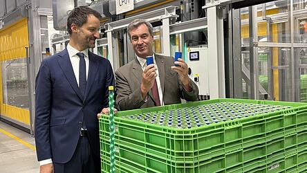 Bayerns&nbsp;Ministerpr&auml;sident Markus S&ouml;der begutachtet mit BMW-Produktionsvorstand Raymond Wittmann die Batteriezellen, die im neuen Werk zu Hochvoltbatterien montiert werden.