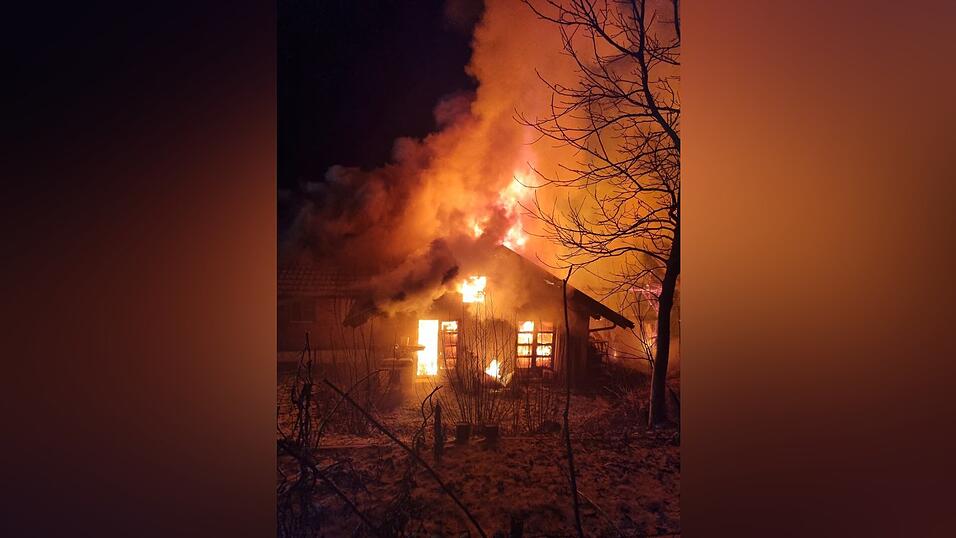 Die Polizei vermutet, dass der Hausbewohner das Feuer selbst gelegt haben könnte. Die Polizei vermutet, dass der Hausbewohner das Feuer selbst gelegt haben könnte.