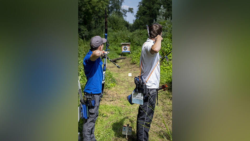 András Zavaschi (r.) holte in der Klasse Recurve Jugend Rang vier.