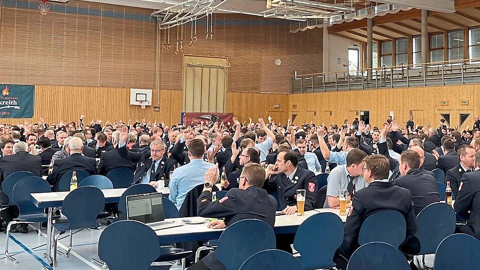 Abgestimmt wurde bei der Wahl des Vorstands mit Handzeichen. Abgestimmt wurde bei der Wahl des Vorstands mit Handzeichen.