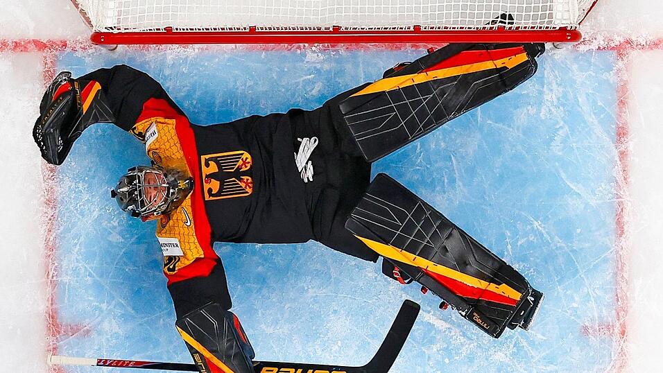Symbolträchtig: Deutschlands Torhüter Philipp Grubauer liegt auf dem Eis. Symbolträchtig: Deutschlands Torhüter Philipp Grubauer liegt auf dem Eis.
