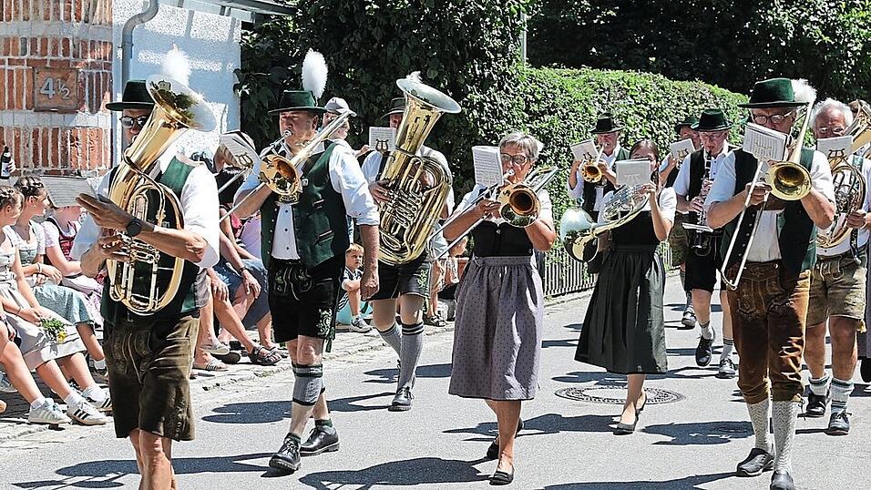 Der Volksfestauszug und die offizielle Eröffnung des Taufkirchener Volksfestes Der Volksfestauszug und die offizielle Eröffnung des Taufkirchener Volksfestes