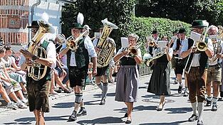 Der Volksfestauszug und die offizielle Eröffnung des Taufkirchener Volksfestes Der Volksfestauszug und die offizielle Eröffnung des Taufkirchener Volksfestes
