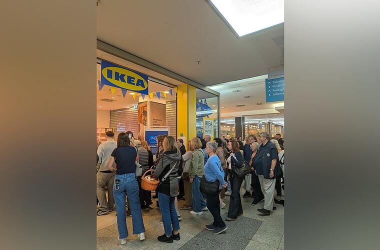 Menschentraube bei Eröffnung von Ikea-Pop-up-Store im Regensburger DEZ