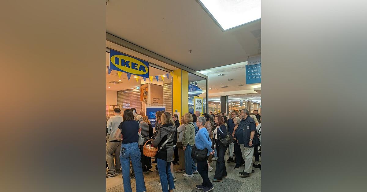 Menschentraube bei Eröffnung von Ikea-Pop-up-Store im Regensburger DEZ