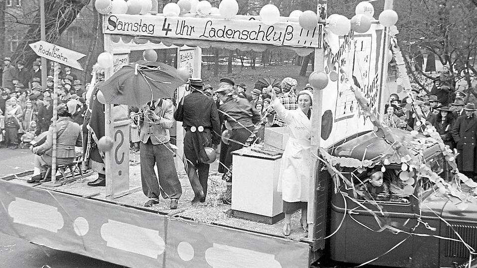1938 wurde die Ladenschlusszeit aufs Korn genommen. 1938 wurde die Ladenschlusszeit aufs Korn genommen.