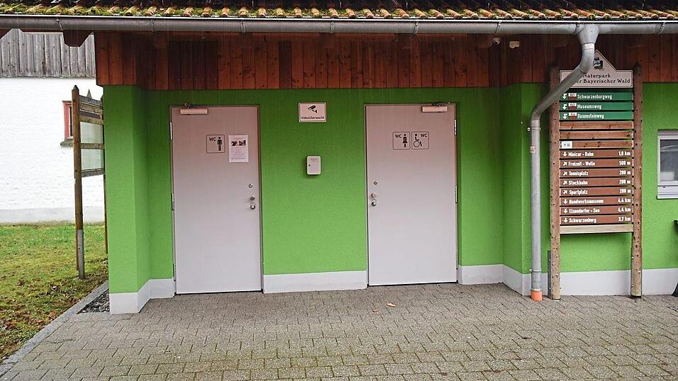 Das &ouml;ffentliche WC im Br&auml;uhausgarten hat schwer zu &ouml;ffnende T&uuml;ren. Dem soll abgeholfen werden.