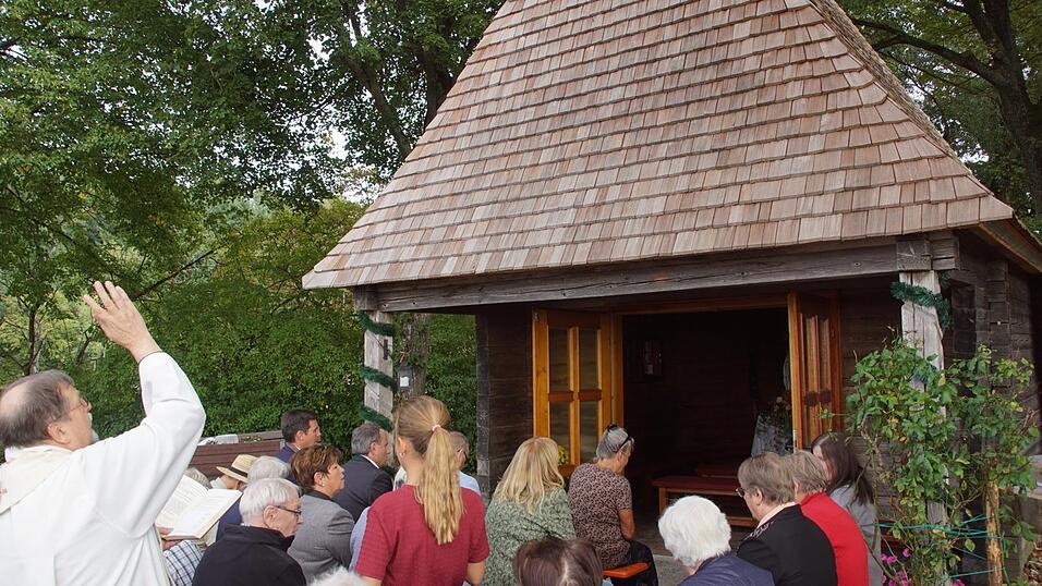 Pfarrer Franz Falter segnete die Holzkapelle, die in neuem Glanz erstrahlt.