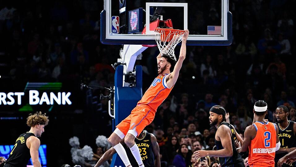 Neun Versuche, neun Treffer: Chet Holmgren (Mitte) war gegen die Warriors nicht zu stoppen. Neun Versuche, neun Treffer: Chet Holmgren (Mitte) war gegen die Warriors nicht zu stoppen.