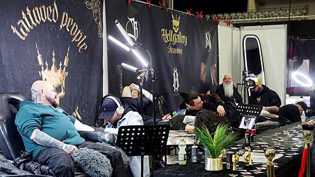 Die Liegen der Aussteller waren am Samstag schon kurz nach der Er&ouml;ffnung belegt.