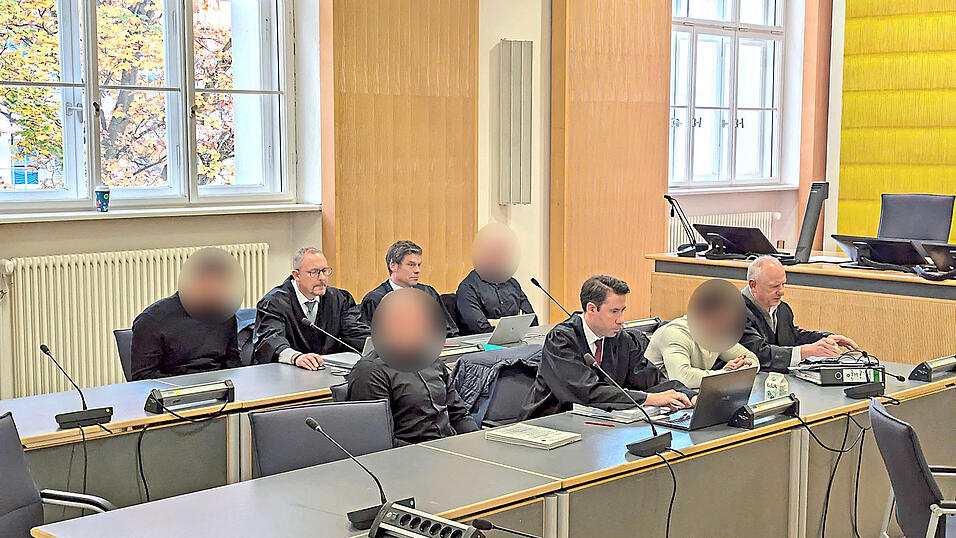 Drei wegen versuchten Mordes angeklagte Männer schweigen weiter. Nur der Jüngste, vertreten von Anwalt Georg Karl, bekennt sich zu seiner Verantwortung. Drei wegen versuchten Mordes angeklagte Männer schweigen weiter. Nur der Jüngste, vertreten von Anwalt Georg Karl, bekennt sich zu seiner Verantwortung.