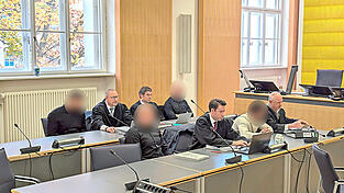Drei wegen versuchten Mordes angeklagte Männer schweigen weiter. Nur der Jüngste, vertreten von Anwalt Georg Karl, bekennt sich zu seiner Verantwortung.
