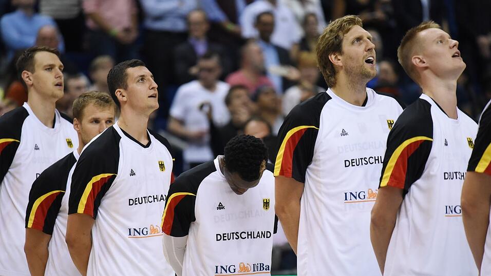 Paul Zipser (3.v.l.) spielte in der Nationalmannschaft mit Legende Dirk Nowitzki. (Archivbild) Paul Zipser (3.v.l.) spielte in der Nationalmannschaft mit Legende Dirk Nowitzki. (Archivbild)