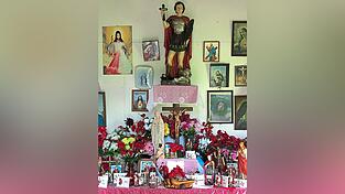 Saint Expedite war ein Offizier des Römischen Reiches. Auf La Réunion verehren ihn die Menschen besonders. Laut einer Legende hatten Nonnen eine Kiste mit einer Statue mit der Aufschrift 'espedito' (zu dt: 'Aussendung') aus Rom erhalten. Die Frauen deuteten das Wort als den Namen des Heiligen Expedit und stellten ihm zu Ehren viele Altäre auf.