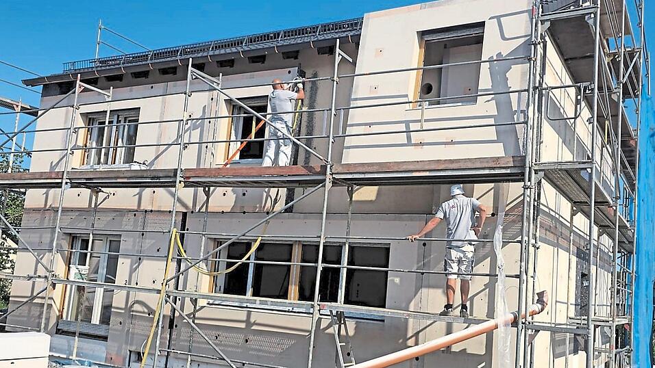 Das Gebäudeenergiegesetz macht es in den kommenden Jahren nötig, Millionen von Wohneinheiten in Deutschland zu sanieren. Um Kapazitäten und Kosten zu senken, hat Marcus Schweiger ein innovatives Sanierungsverfahren entwickelt, bei dem Dämmmodule an der Fassade angebracht werden.