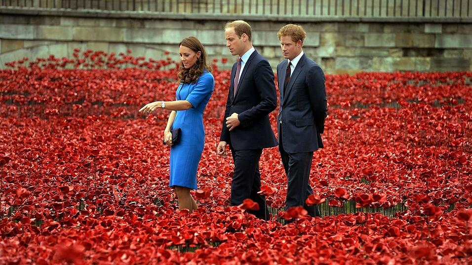 Früher waren sie oft gemeinsam zu sehen: Kate (links), Prinz William (Mitte) und Prinz Harry (rechts). (Archivfoto) Früher waren sie oft gemeinsam zu sehen: Kate (links), Prinz William (Mitte) und Prinz Harry (rechts). (Archivfoto)