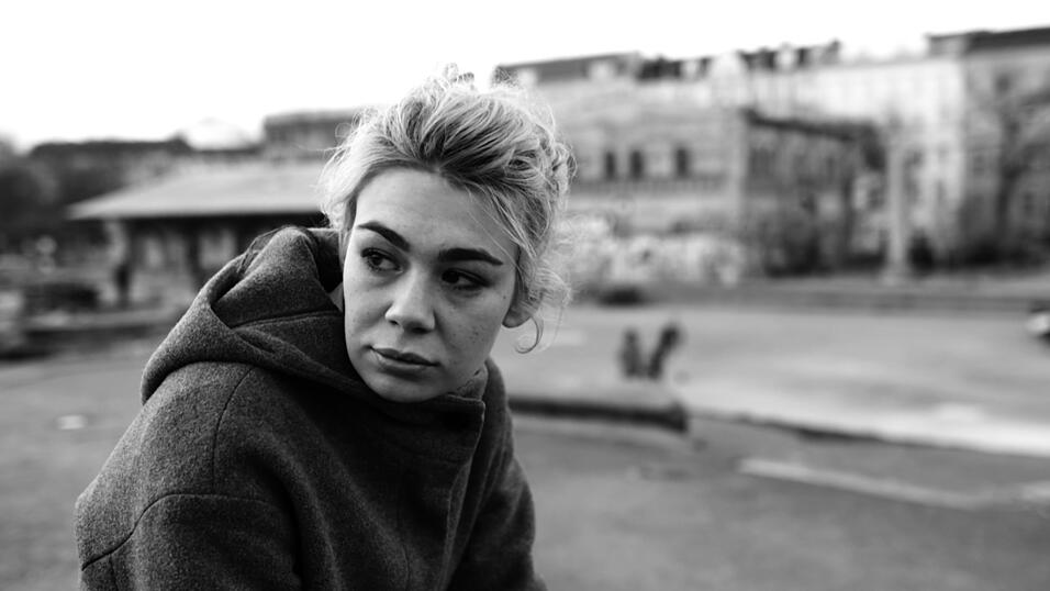 Ronja von Rönne ist eine der drei Moderatoren der Video-Reihe 'Streetphilosophy' von Arte.