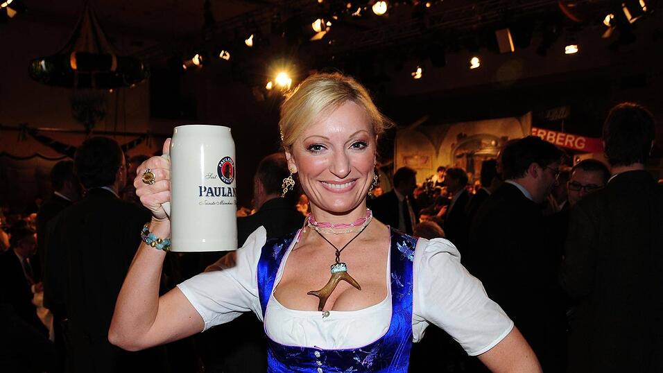 Prost! Hier ist die Kabarettistin auf dem traditionellen Starkbieranstichs auf dem Nockherberg in München im Jahr 2008. Prost! Hier ist die Kabarettistin auf dem traditionellen Starkbieranstichs auf dem Nockherberg in München im Jahr 2008.