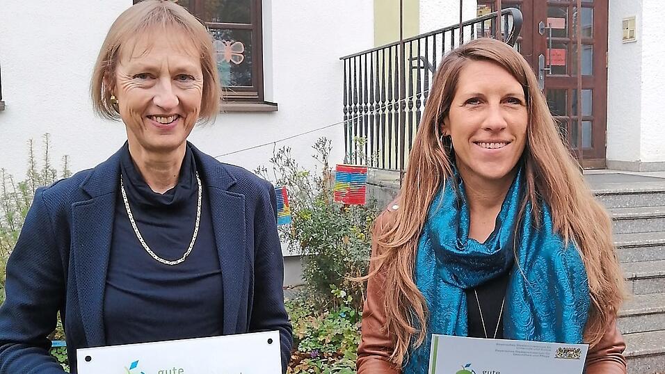 Schulrektorin Brigitte Ascher (l.) und stellvertretende Schulleiterin Verena Parchatka freuen sich über die Auszeichnung 'gute gesunde Schule Bayern' durch das Bayerische Staatsministerium für Unterricht und Kultus und das Ministerium für Gesundheit und Pflege. Schulrektorin Brigitte Ascher (l.) und stellvertretende Schulleiterin Verena Parchatka freuen sich über die Auszeichnung 'gute gesunde Schule Bayern' durch das Bayerische Staatsministerium für Unterricht und Kultus und das Ministerium für Gesundheit und Pflege.