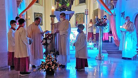 Pfarrer Stefan Altsch&auml;ffel (l.) mit Konzelebranten - Diakon Willi Poiger (Mitte) und Studiendirektor i.R. Josef Hiebl (r.) - sowie Ministranten bei der Weihwasserweihe mit der neuen Osterkerze.