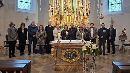 Die Jubelpaare mit Pfarrer Werner Konrad (r.), Bürgermeister Andreas Eckl (3.v.r.) und Mitgliedern der Kirchenverwaltungen und Pfarrgemeinderäte.