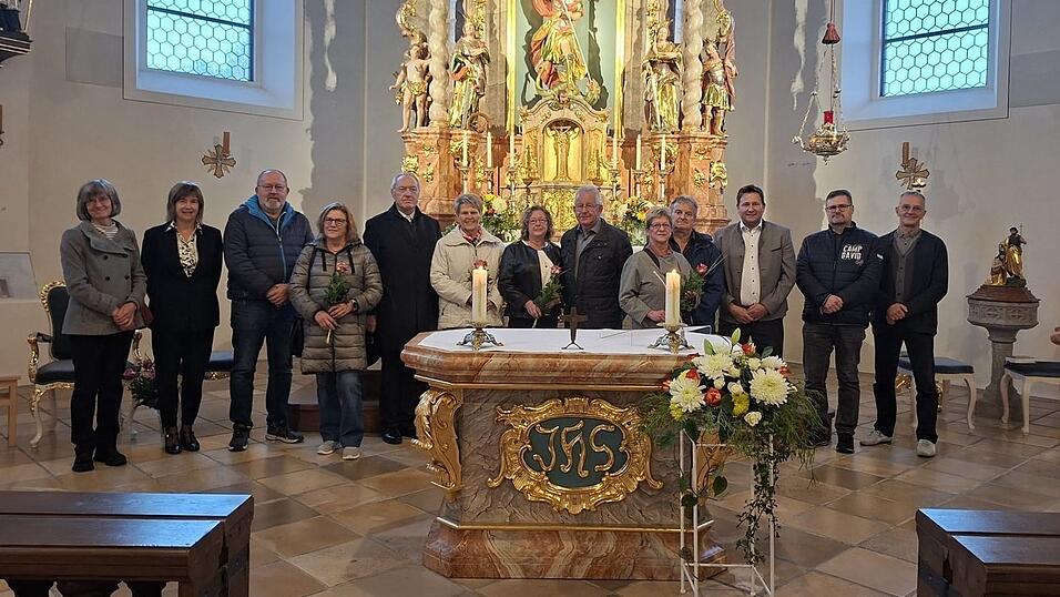 Die Jubelpaare mit Pfarrer Werner Konrad (r.), Bürgermeister Andreas Eckl (3.v.r.) und Mitgliedern der Kirchenverwaltungen und Pfarrgemeinderäte. Die Jubelpaare mit Pfarrer Werner Konrad (r.), Bürgermeister Andreas Eckl (3.v.r.) und Mitgliedern der Kirchenverwaltungen und Pfarrgemeinderäte.