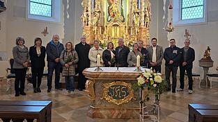 Die Jubelpaare mit Pfarrer Werner Konrad (r.), Bürgermeister Andreas Eckl (3.v.r.) und Mitgliedern der Kirchenverwaltungen und Pfarrgemeinderäte.
