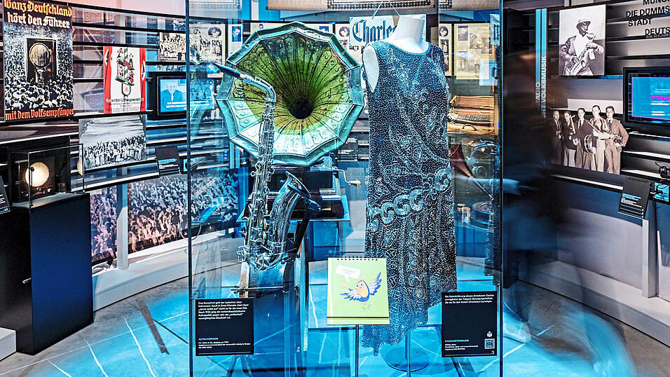 Auf der musikalischen Zeitreise begegnen den Besuchern auch ein Altsaxophon, ein Charlestonkleid aus den 1920er-Jahren und ein Gastst&auml;tten-M&uuml;nzgrammophon.