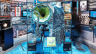 Auf der musikalischen Zeitreise begegnen den Besuchern auch ein Altsaxophon, ein Charlestonkleid aus den 1920er-Jahren und ein Gastst&auml;tten-M&uuml;nzgrammophon.