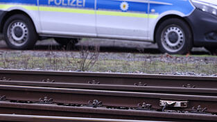 Nach der Meldung erwartete die Polizei den 61-Jährigen am Landshuter Bahnhof. (Symbolbild) Nach der Meldung erwartete die Polizei den 61-Jährigen am Landshuter Bahnhof. (Symbolbild)