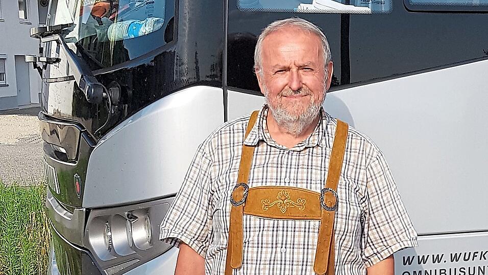 Herbert Gerstl fährt seit 46 Jahren Bus. Am liebsten in Lederhose. Dann hat seine Frau nicht so viel zu waschen, sagt der 67-Jährige aus Winklsaß. Und grinst. Herbert Gerstl fährt seit 46 Jahren Bus. Am liebsten in Lederhose. Dann hat seine Frau nicht so viel zu waschen, sagt der 67-Jährige aus Winklsaß. Und grinst.