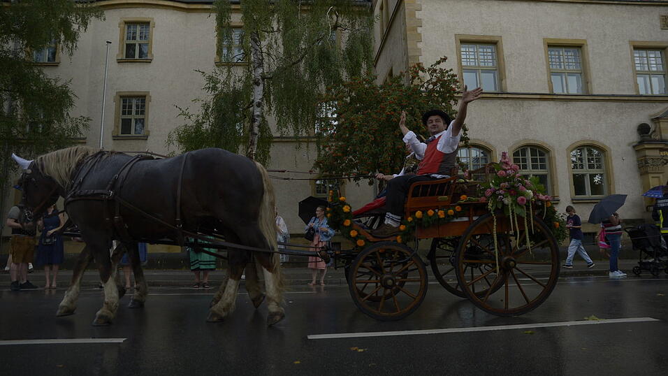 Zahlreiche Musik- und Trachtengruppen zogen nach dreij&auml;hriger Pause am Freitagabend zum Festplatz Am Hagen.&nbsp;