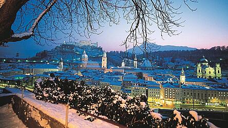 Der Blick auf das winterliche Salzburg in den Abendstunden