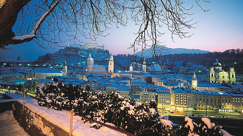 Der Blick auf das winterliche Salzburg in den Abendstunden Der Blick auf das winterliche Salzburg in den Abendstunden