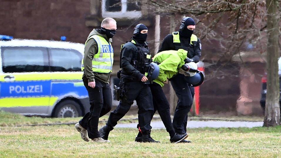 Der Tatverd&auml;chtige der Messerattacke am Holocaust-Mahnmal in Berlin wird zu einem Hubschrauber gef&uuml;hrt. (Archivbild)