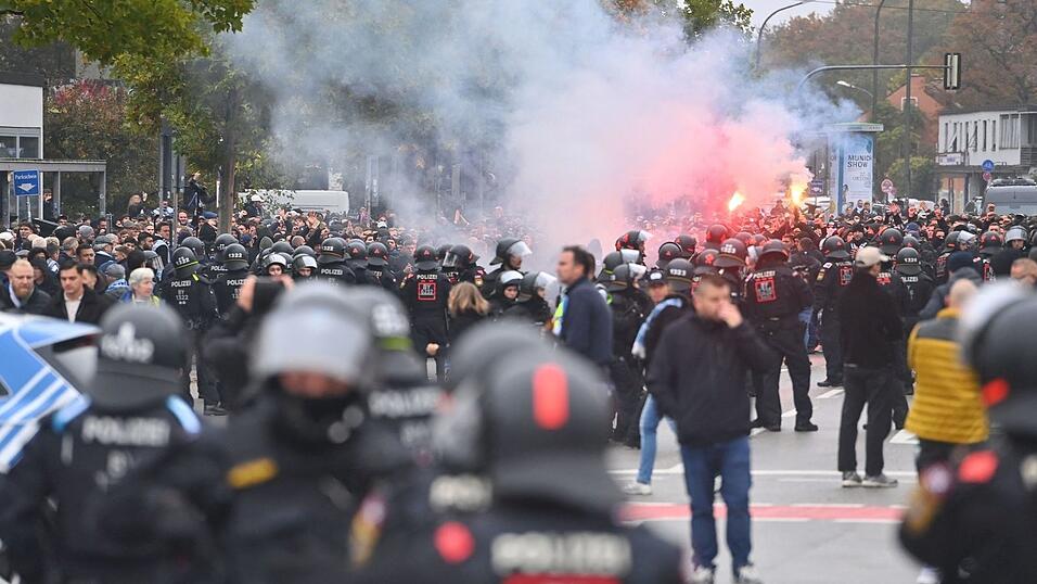 In und neben dem Stadion gab es viel zu tun f&uuml;r die Sicherheitskr&auml;fte.