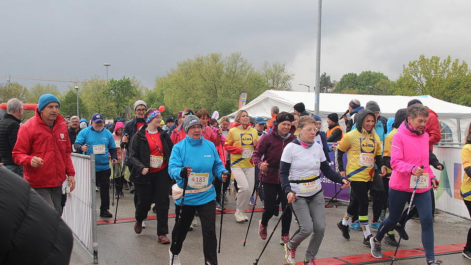 Auch die großen Herzogstadtläufer ließen sich wie schon die Kleinen am Samstag durch das nasskalte Aprilwetter den Spaß am Sport unter freiem Himmel nicht verderben.