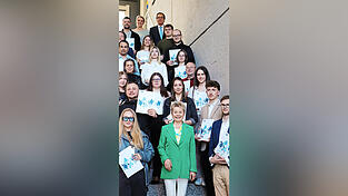 Freuten sich mit den besten Ausbildungsabsolventen des Wintersemesters aus dem Raum Landshut: Elisabeth Wittmann (vorne Mitte), Schulleiterin der Staatlichen Berufsschule 2, Reinhold Ostermaier (Dritter von oben links), Schulleiter der Staatlichen Berufsschule 1 Stadträtin Patricia Steinberger (oben Mitte) und IHK-Vizepräsident Hans Graf (oben rechts).