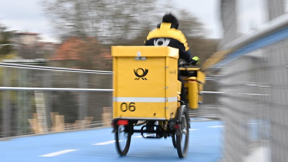 Ein Postbote bei der Arbeit: Wie lange waren seine Briefe wohl unterwegs? Ein Postbote bei der Arbeit: Wie lange waren seine Briefe wohl unterwegs?