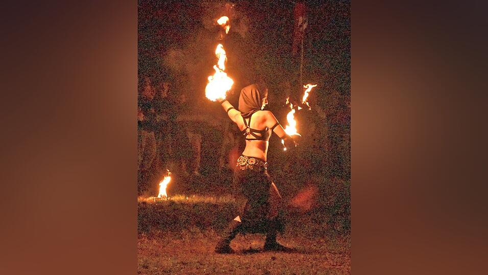 In der Arena wurden an allen drei Tagen spannende Shows gezeigt. Einer der Höhepunkte war ein Feuer-Tanz von Vivien Fantasydance In der Arena wurden an allen drei Tagen spannende Shows gezeigt. Einer der Höhepunkte war ein Feuer-Tanz von Vivien Fantasydance