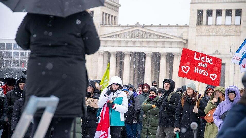 Demonstration der Gegner einer politischen Instrumentalisierung. Demonstration der Gegner einer politischen Instrumentalisierung.