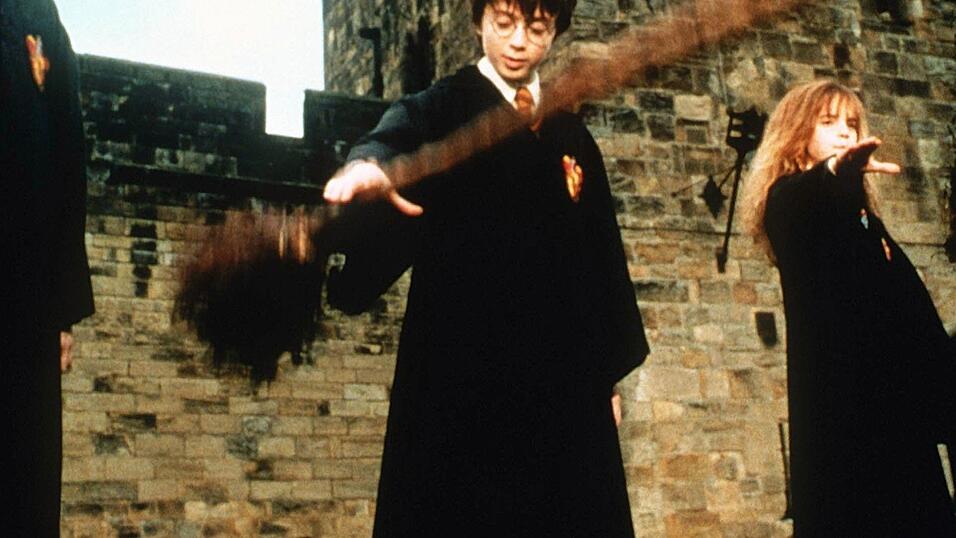 Das Foto aus dem Trailer zum Film 'Harry Potter und der Stein der Weisen' zeigt Harry Potter (Daniel Radcliffe, M) und Hermine Granger (Emma Watson, r), die bei einer Prüfung in der Hogwarts-Schule mit ihren Zauberbesen etwas herbeizaubern müssen. Das Foto aus dem Trailer zum Film 'Harry Potter und der Stein der Weisen' zeigt Harry Potter (Daniel Radcliffe, M) und Hermine Granger (Emma Watson, r), die bei einer Prüfung in der Hogwarts-Schule mit ihren Zauberbesen etwas herbeizaubern müssen.