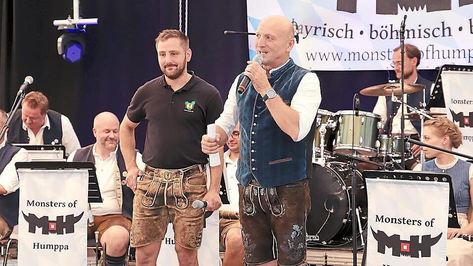 &Uuml;ber 160 000 Euro sind bei den Benefizkonzerten von Cuba Libre schon f&uuml;r den guten Zweck zusammengekommen: B&uuml;rgermeister Franz Aster (rechts) zollte dem Team mit seinem Vorsitzenden Maximilian Hanrieder Respekt und Anerkennung.