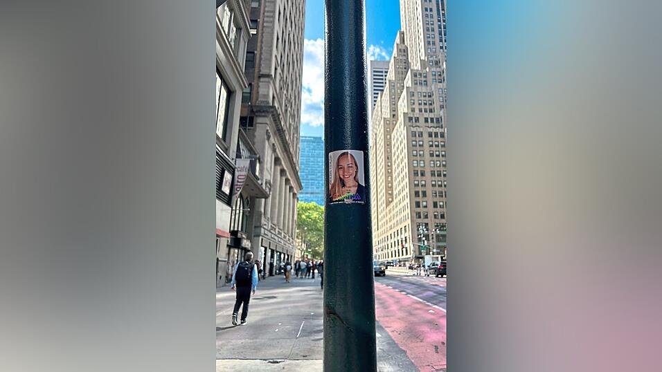 Saminas Freunde haben einen Aufkleber an einen Laternenmast in Manhattan, New York, angebracht.