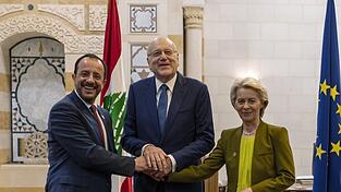 Kommissionspr&auml;sidentin Ursula von der Leyen war zusammen mit dem zypriotischen Pr&auml;sidenten Nikos Christodoulidis (l.) im Libanon und hat mit dem libanesischen Ministerpr&auml;sidenten Nadschib Mikati einen Fl&uuml;chtlingsdeal geschlossen.