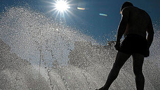 Gerät die Schwitzkapazität des Körpers an Grenzen, kommt es zum Wärmestau. Gerät die Schwitzkapazität des Körpers an Grenzen, kommt es zum Wärmestau.