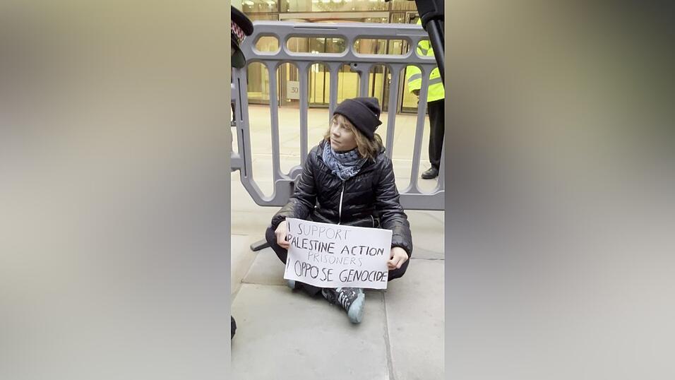 Greta Thunberg zeigt ihre Unterstützung für die propalästinensischen Organisation Palestine Action. Greta Thunberg zeigt ihre Unterstützung für die propalästinensischen Organisation Palestine Action.