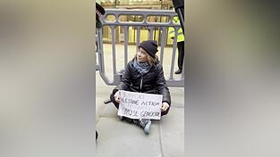 Greta Thunberg zeigt ihre Unterst&uuml;tzung f&uuml;r die propal&auml;stinensischen Organisation Palestine Action.