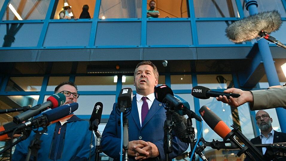 In der CDU könnte es sowohl in der Landtagsfraktion als auch in der gesamten Landespartei zu personellen Wechseln der Führung kommen. In der CDU könnte es sowohl in der Landtagsfraktion als auch in der gesamten Landespartei zu personellen Wechseln der Führung kommen.