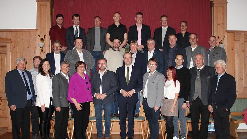 Die B&uuml;rgermeister und Kreisr&auml;te von der CSU sowie Finanzminister Albert F&uuml;racker gehen geschlossen mit Landratskandidat Michael Multerer in die anstehende Stichwahl.